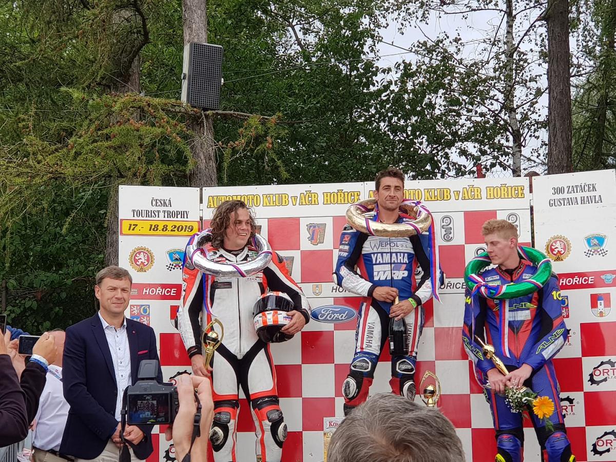 Das Podium vom ersten Rennen der IRRC-Serie 2019 in Horice. Sieger Matthieu Lagrive (Mitte), Kamil Holan (Links) und Schmiddel (Rechts).  