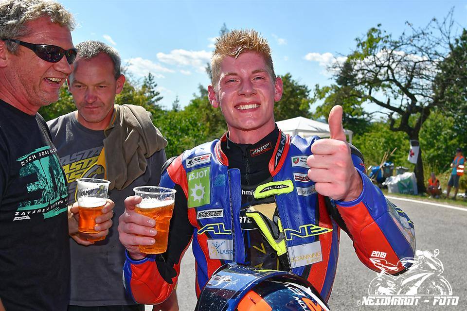 Cheers after the two races. Picture source Neidhardt photo