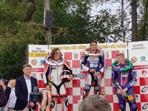 Das Podium vom ersten Rennen der IRRC-Serie 2019 in Horice. Sieger Matthieu Lagrive (Mitte), Kamil Holan (Links) und Schmiddel (Rechts).